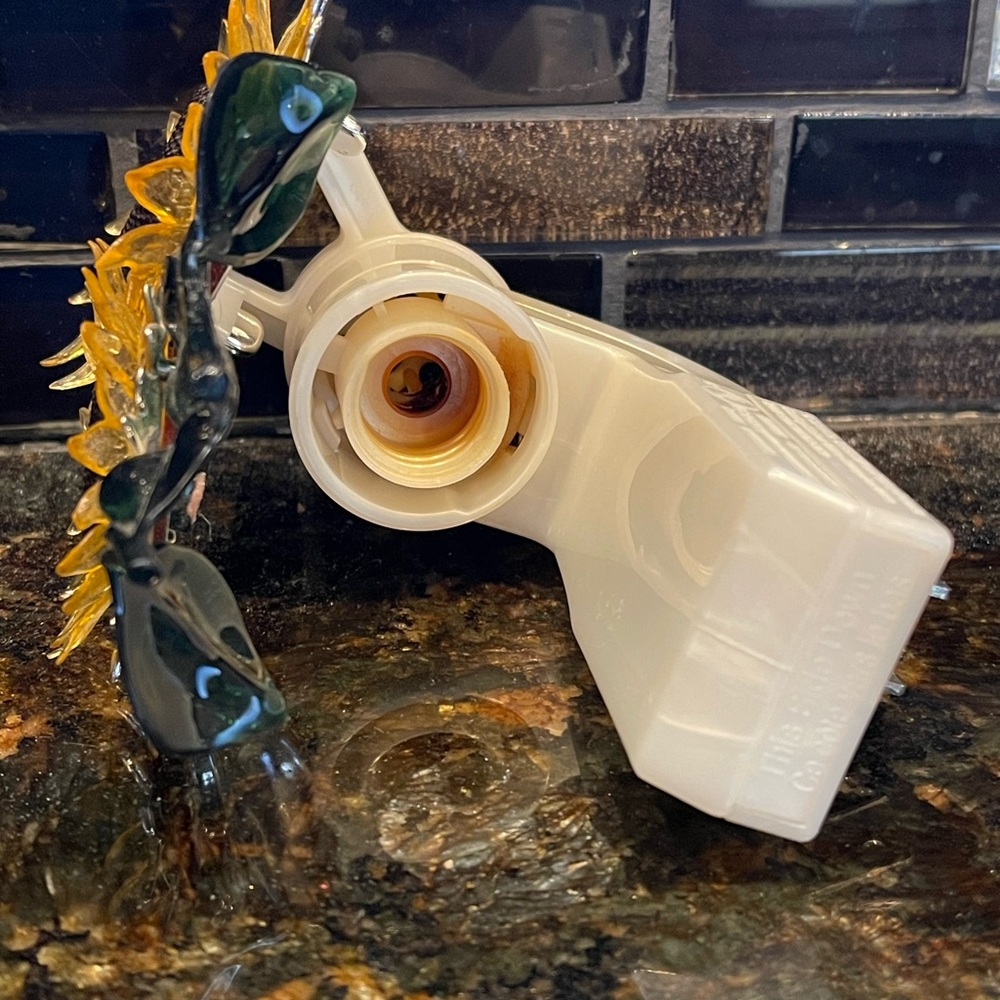 Bath & Body Works wall plug in.
Sunflowers 🌻 - Picture 6 of 6